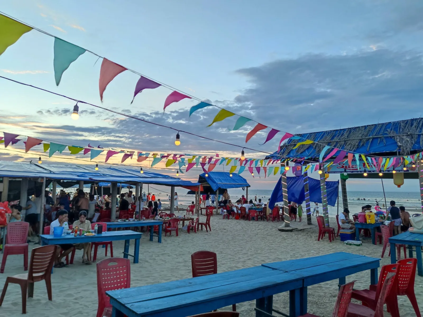 Không gian sát biển với cờ trang trí