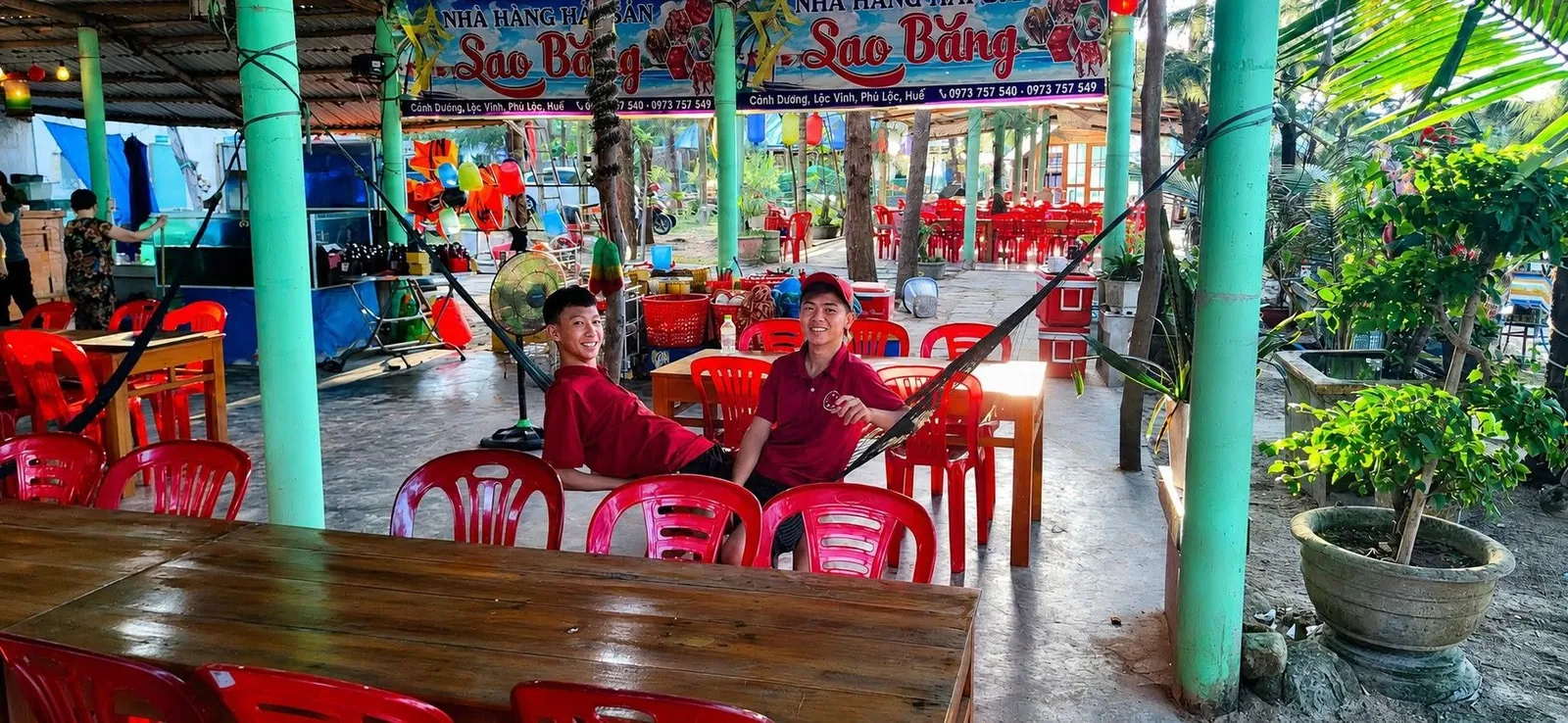 Không gian bàn ăn bên trong Nhà Hàng Sao Băng